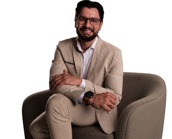 Dr. Diego Ribeiro sentado em uma poltrona